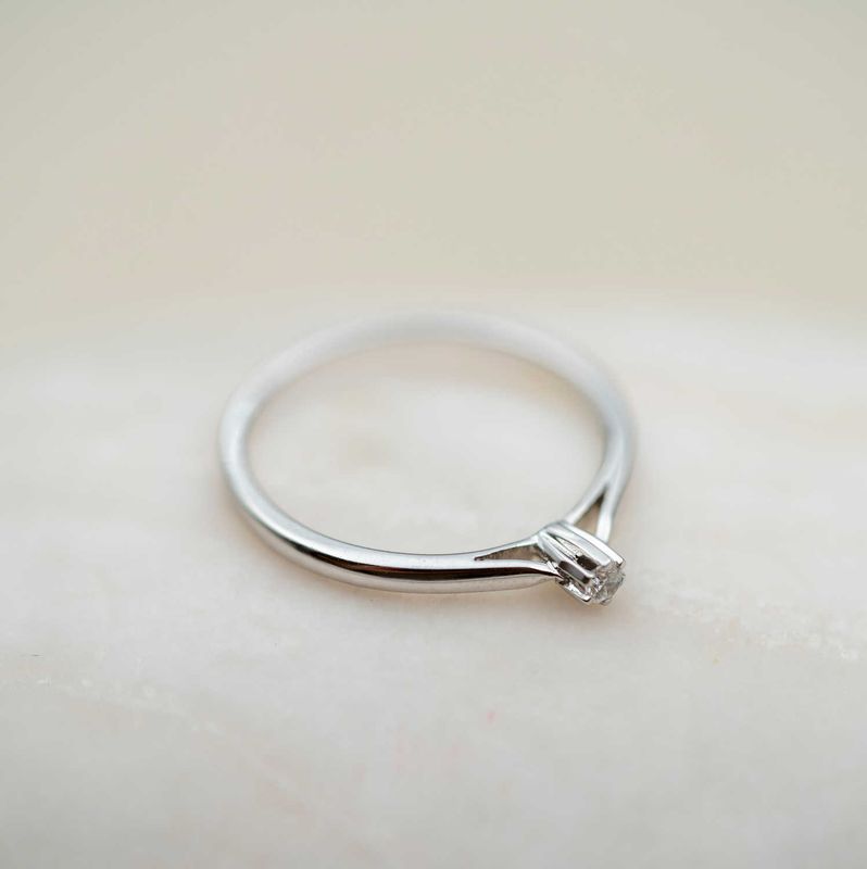 Ring i gull med diamant 0,05 ct WSI2 Anne
