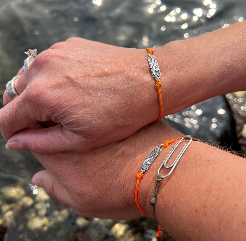Flyte orange armbånd i sølv
