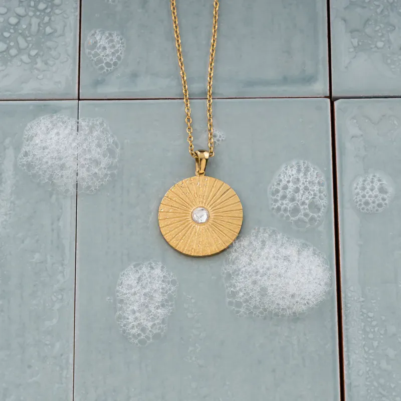 Frida Leonore Radiant necklace i forgylt stål med hvit sten