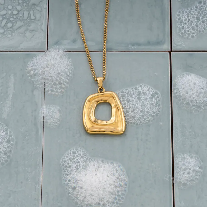 Frida Leonore Frame necklace i forgylt stål