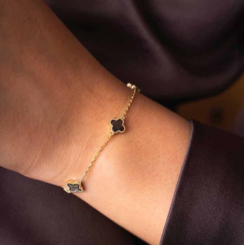 Armbånd grå perlemor med 4 kløver 