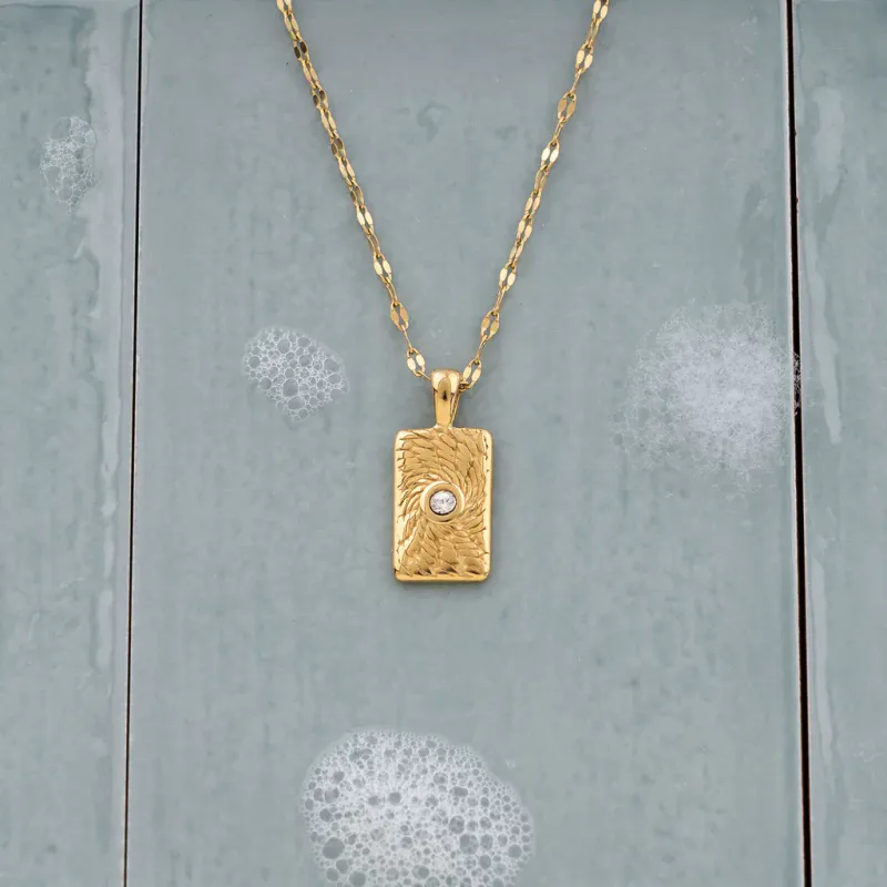 Frida Leonore Fate necklace i forgylt stål med hvit sten